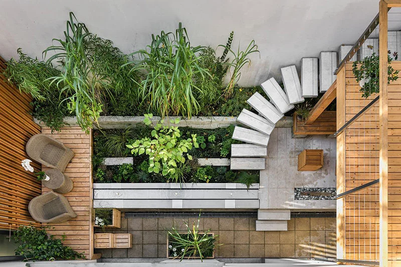 Decorar con madera y césped