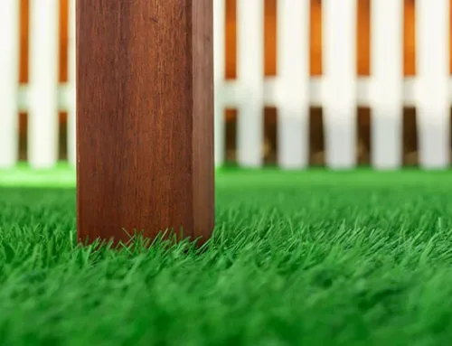 Recuperar color del césped artificial