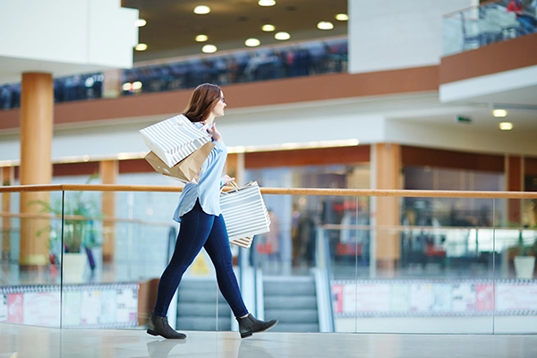 decorar un centro comercial con cesped