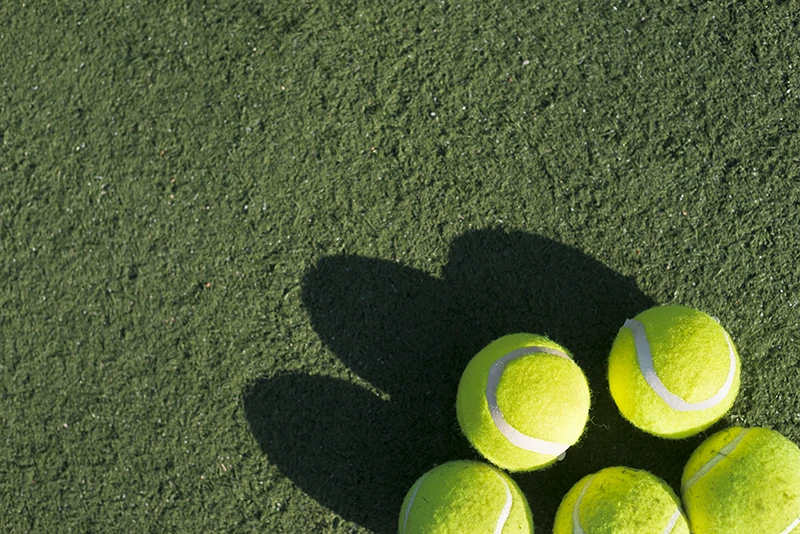 jugar en pista de tenis de césped 