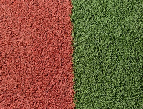 Ideas para decorar con césped artificial rojo