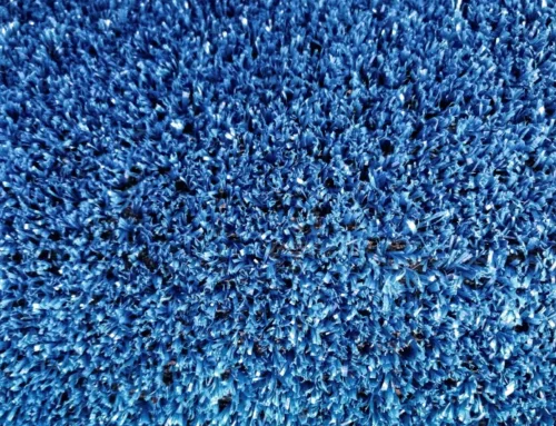 Césped artificial azul: usos creativos para un color que está de moda