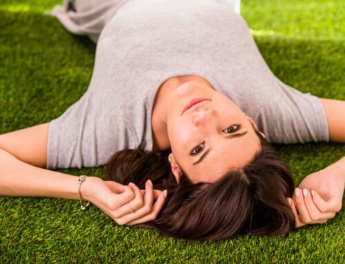 Césped artificial vs natural: comparativa completa para elegir bien