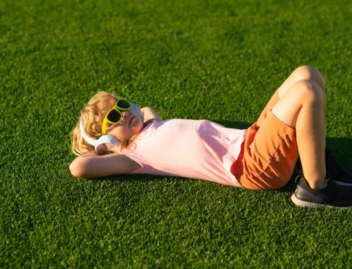 Césped artificial en verano: aprende a disfrutarlo al máximo